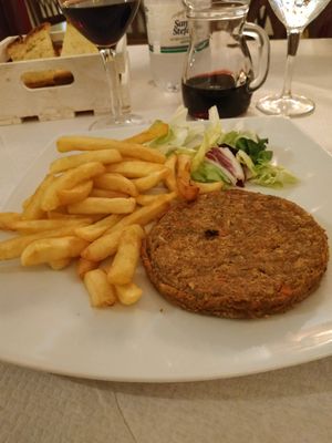 Hamburger di legumi con patate e insalata at Osteria Le Volte  in Lecce