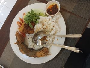 Pecel Lele??? Gokil sih. Aku yang puluhan tahun gagal vegan akhirnya nemu menu satu ini dan rasanya endulita. "PECEL L" nya LN wajib kaliann coba. at LN Fortunate Coffee in Mengwi