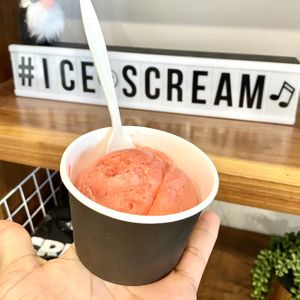 Straw-Berrylab  at Creamo in Los Angeles