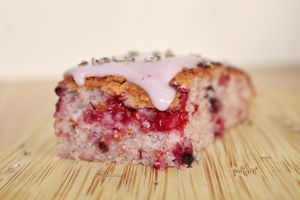 Vegan lavender-forestfruit cake at 30ml Hart van Zuid in Rotterdam