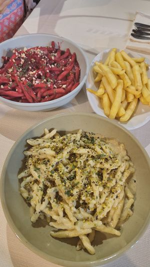 Pâtes au pesto de pistaches + pâtes à la crème de betterave (+ assiette de frites) at Trattoria Chapeau in Avola