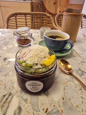 This is the large loaded Acai bowl at Superfood Deli - Maria Theresien in Vienna