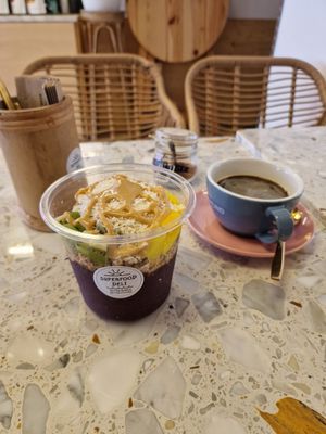 This is the XL loaded Acai bowl at Superfood Deli - Maria Theresien in Vienna