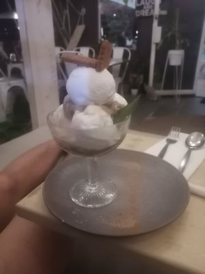 Apples and ice cream at Ebb and Flow Darwin in Larrakeyah