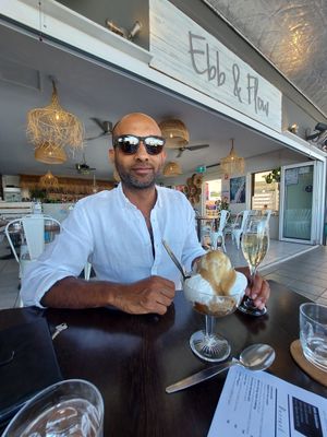 Prosecco and ice cream sundae 😋 at Ebb and Flow Darwin in Larrakeyah