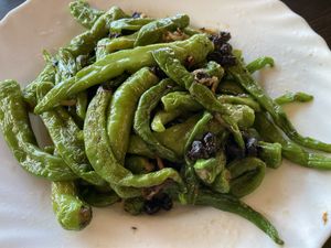 Breakfast: shishito peppers at Wàng Yōu Yuán MínSù 忘憂園民宿 in Fuli