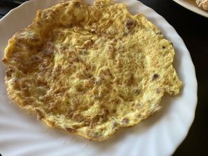 Breakfast: fried scrambled eggs (ovo) at Wàng Yōu Yuán MínSù 忘憂園民宿 in Fuli