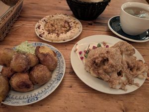 Kartoffel, Hummus und Blumenkohl at Cafe Pilz in Berlin