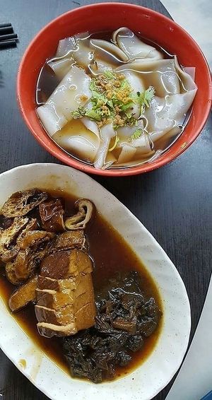 kway chap at Xian Long Vegetarian in Northeast Singapore