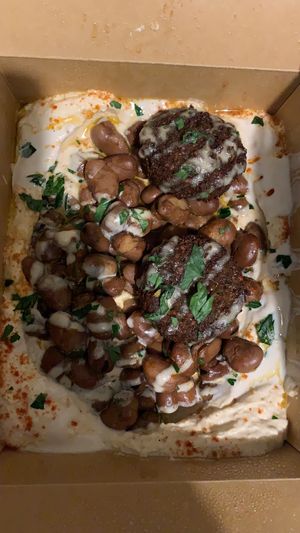 Hummus ful teller zum mitnehmen  at Dominion Food Revolution in Frankfurt