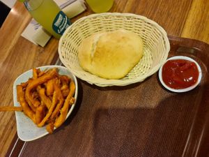 Sweet potato fries and pita bread at Dominion Food Revolution in Frankfurt
