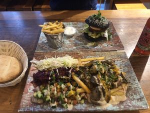 Austernpilze, Pommes, Hummus und Salate at Dominion Food Revolution in Frankfurt