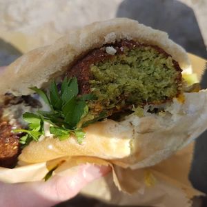 Falafel und Salat im Pita #Veganuary at Dominion Food Revolution in Frankfurt