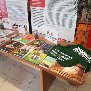 Ein Tisch mit Infos zum Veganismus  #Veganuary at Dominion Food Revolution in Frankfurt