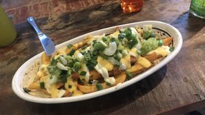 Loaded fries mit Schnitzel, Käsesoße und Guacamole. So freekin good!  at Dominion Food Revolution in Frankfurt