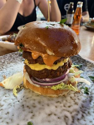 Beyond Meat Burger mit Käse und doppeltem Patty  at Dominion Food Revolution in Frankfurt