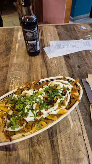 Ich hatte die Shawommes mit Geschnetzeltem und Aioli. Das Essen wurde schnell zubereitet und war super lecker. at Dominion Food Revolution in Frankfurt