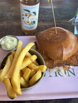 Keanu’s Crispy Chick’n Burger, fries, aioli, peach iced tea  at Dominion Food Revolution in Frankfurt