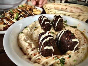Hummus mit Falafel🧆 und Hackpommes at Dominion Food Revolution in Frankfurt