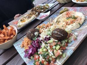 Salat und mehr, shawarma und süßkartoffelpommes at Dominion Food Revolution in Frankfurt