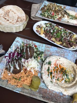 Shawarma, hack Pommes und Salat und mehr  at Dominion Food Revolution in Frankfurt