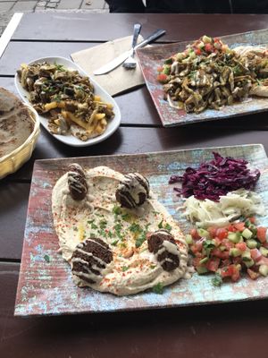 Hummus falafel und Salat  at Dominion Food Revolution in Frankfurt