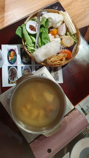 Hotpot with monkey head mushroom soup at Tiān Cí Bǎo Xuān 天慈寶軒 in Yuli