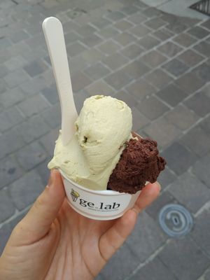 Coppetta piccola con pistacchio e cioccolato at Gelab Gelateria in Como