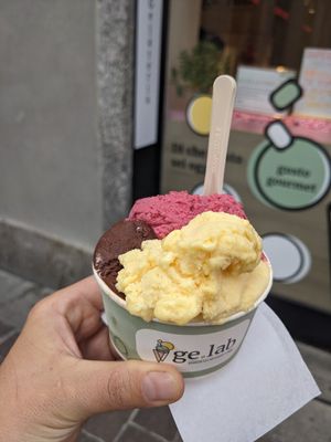 Cioccolato, passione e frutti di bosco at Gelab Gelateria in Como