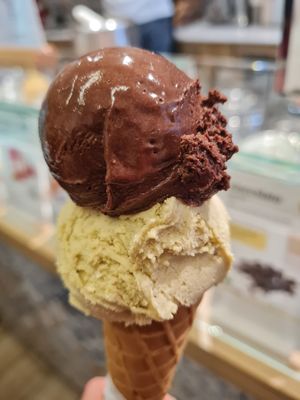 Chocolate and pistachio at Gelab Gelateria in Como