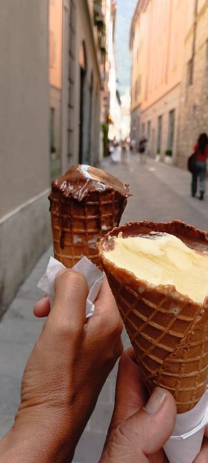 Cioccolato e mandorla, maracuja e cioccolato at Gelab Gelateria in Como