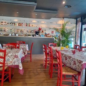 Dentro al bellissimo ristorante appena rinnovato at Punjabi Ristorante Indiano in Sarzana