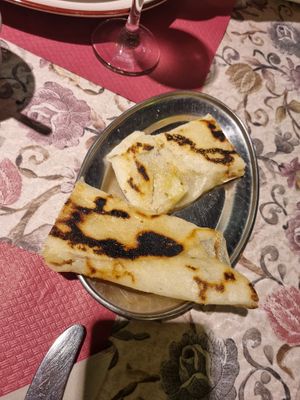 Omaggio, pane di farina di riso ripieno di patate, lenticchie e spezie at Punjabi Ristorante Indiano in Sarzana