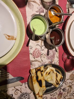 Omaggio di salse di accompagnamento: una piccante veg, una al tamarindo veg e yogurt e menta non vegan at Punjabi Ristorante Indiano in Sarzana