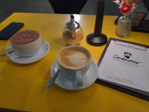 Cappuccino and hot chocolate with oat milk at Cochemer Kaffeerösterei in Cochem