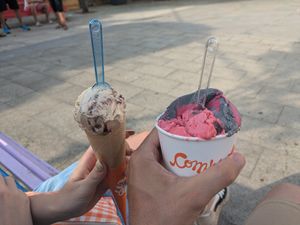 Cono de caramelo con salsa de chocolate, tarrina de fresa acida y vainilla negra con sorbete de frambuesa at Heladeria Ferrera in Tapia De Casariego