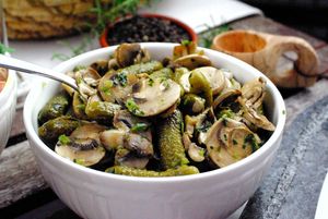 Topping vegano con pepinillos y champiñones   at Patata Lab in Denia