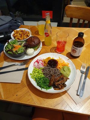 Avocado burger // Bowl with noodles at Seed in Luxembourg City