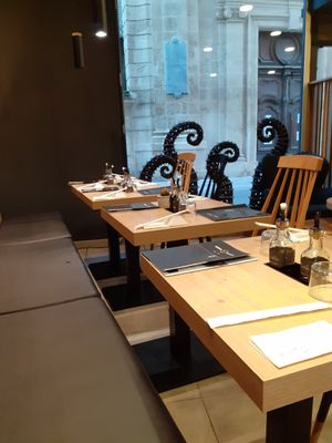 Nice music playing and lovely restaurant at Moma Sushi in Avignon