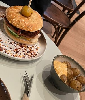 Hot mama burger & potatoes  at Naturli' in Oslo