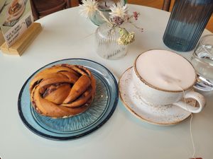 Kanelsnurre and chai latte at Naturli' in Oslo