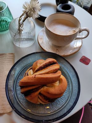 Cinnamon bun 👍 and chai latte 👎 at Naturli' in Oslo