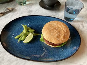 Classic burger med vegansk «parmesan», syltet agurk og diverse grønnsaker at Naturli' in Oslo