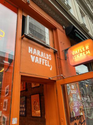 Outside  at Haralds Vaffel in Oslo