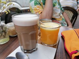 Big glass of chai latte with oat milk and fresh orange juice at Kushiin in Nijmegen