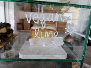 Vegan cake option at Kushiin in Nijmegen