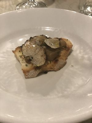 Crostini with porcini mushrooms and truffle at La Taverna dell'Artista in Montelupone