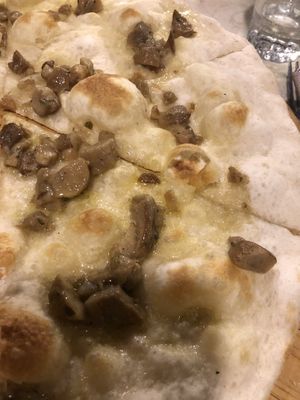 Plain pizza with porcini mushrooms  at La Taverna dell'Artista in Montelupone