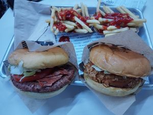 'beef' and 'chicken' burgers at The Good Burger in Conil De La Frontera