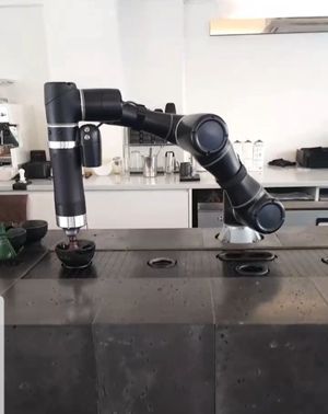 Robot that makes matcha!!! at Super Matcha 슈퍼말차 in Seoul